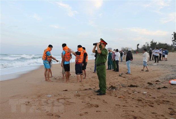 Phu Yen: Hai hoc sinh bi song bien cuon troi mat tich hinh anh 1