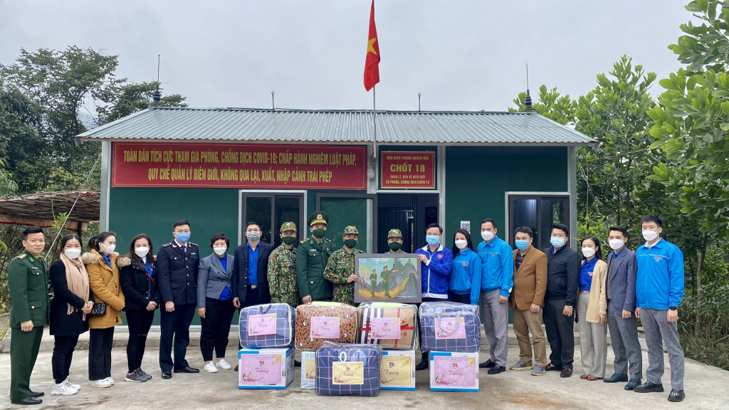 Đoàn Công tác tặng quà cho các chiến sỹ tại Chốt phòng chống dịch biên giới của đồn Biên phòng Quảng Đức (Huyện Hải Hà).