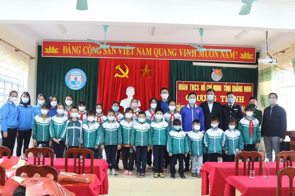Đoàn công tác thăm tặng quà các em học sinh tại trường TH và THCS Ngọc Vừng (Huyện Vân Đồn)
