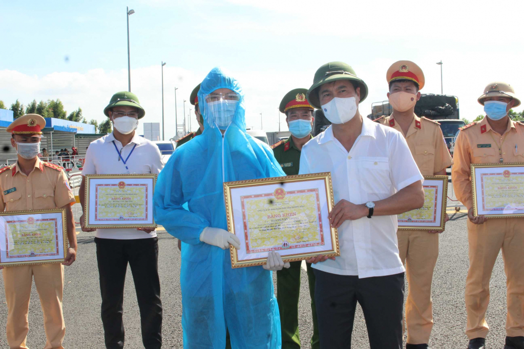 Hoàng Văn Thông, xã Sông Khoai (TX Quảng Yên) được nhận Bằng khen của UBND tỉnh vì có những đóng góp trong công tác phòng chống dịch bệnh Covid-19.