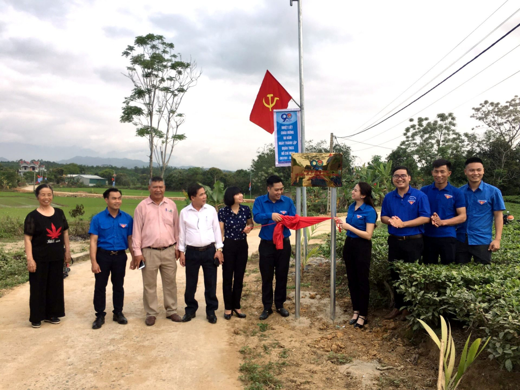 Huyện Đoàn Hải Hà tổ chức gắn biển công trình thanh niên cấp tỉnh cho tuyến đường điện chiếu sáng bằng năng lượng mặt trời tại xã Quảng Long.