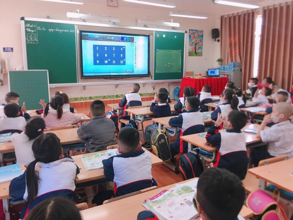 Phòng học thông minh tại Trường Tiểu học Lý Thường Kiệt, TP Hạ Long giúp ích rất nhiều cho các buổi học trực tuyến khi có những lớp giáo viên phải cách ly bởi dịch bệnh Covid- 19.