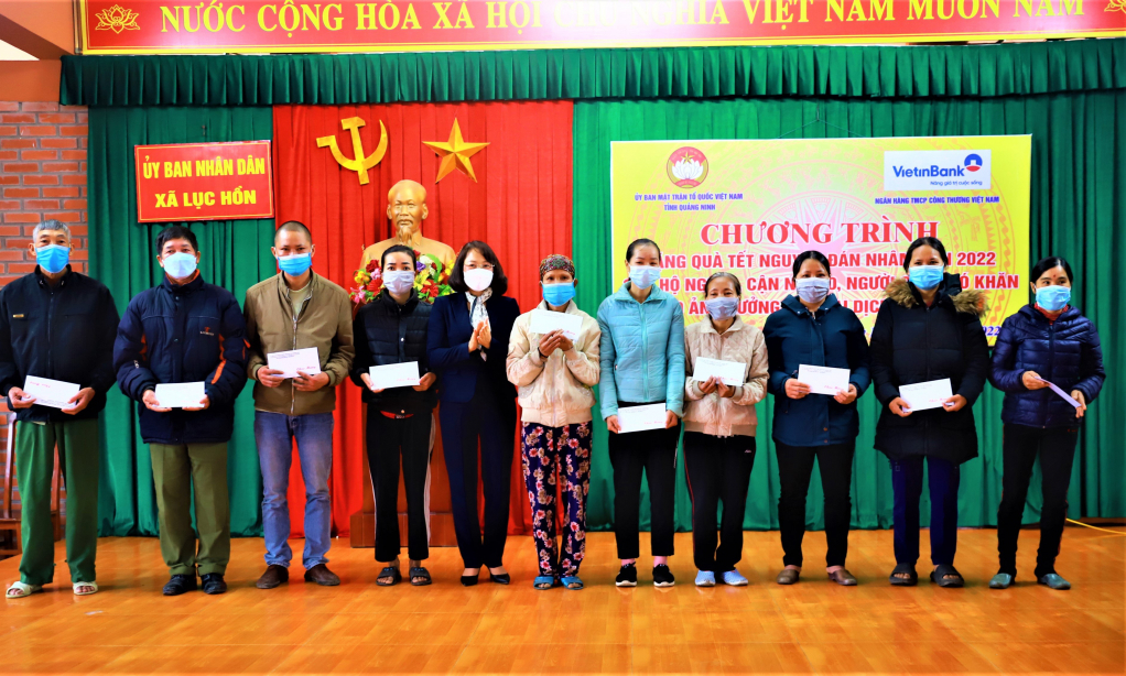 Đồng chí Lê Thị Kim Cúc, Phó Chủ tịch Ủy ban MTTQ tỉnh tặng quà Tết cho các hộ nghèo, hộ cận nghèo, 