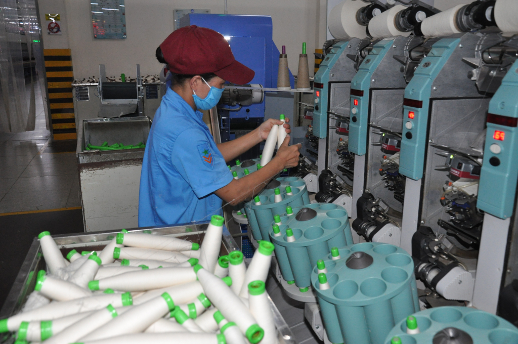 Các doanh nghiệp ở Hải Hà duy trì hoạt động sản xuất đảm bảo việc làm cho người lao động trên địa bàn (trong ảnh: Công nhân làm việc tại Khu Công nghiệp Text Hong Hải Hà).
