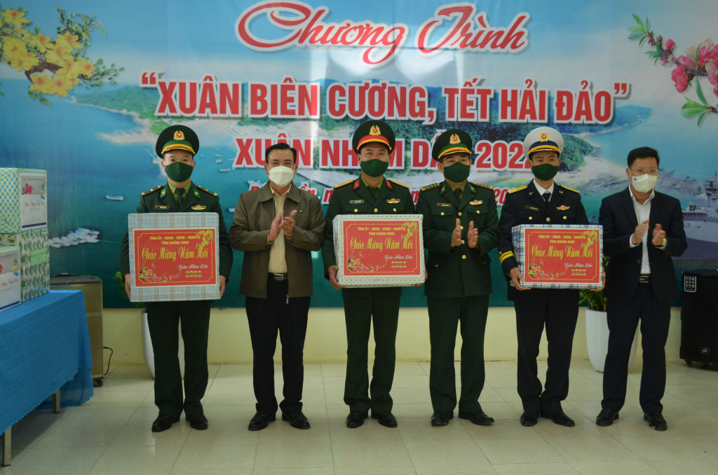 Đoàn công tác tặng quà chúc tết cho các đơn vị đóng quân trên đảo Trần.