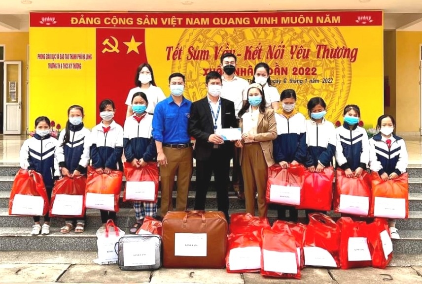 Trường Th, THCS & THPT Văn Lang thăm, tặng quà cho học sinh khó khăn tại trường PTDT Bán trú TH & THCS Kỳ Thượng (TP Hạ Long).