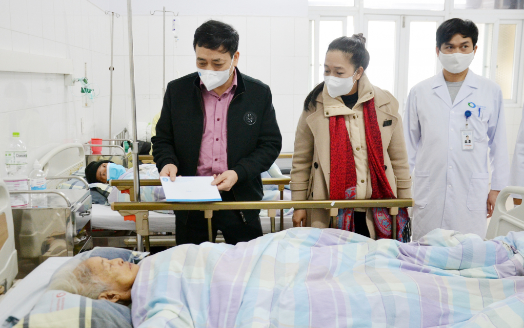 Ông Trương Đắc Thời, Phó Giám đốc BHXH tỉnh tặng quà Tết cho bệnh nhân hoàn cảnh khó khăn đang nằm điều trị tại Bệnh viện Bãi Cháy (TP Hạ Long).