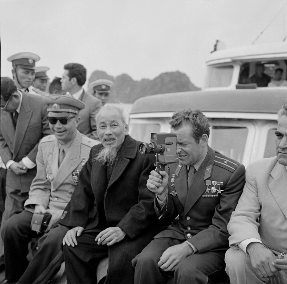 Chủ tịch Hồ Chí Minh và German Titov trên tàu Hải Lâm tham quan Vịnh Hạ Long ngày 22/1/1962. Ảnh: TTXVN