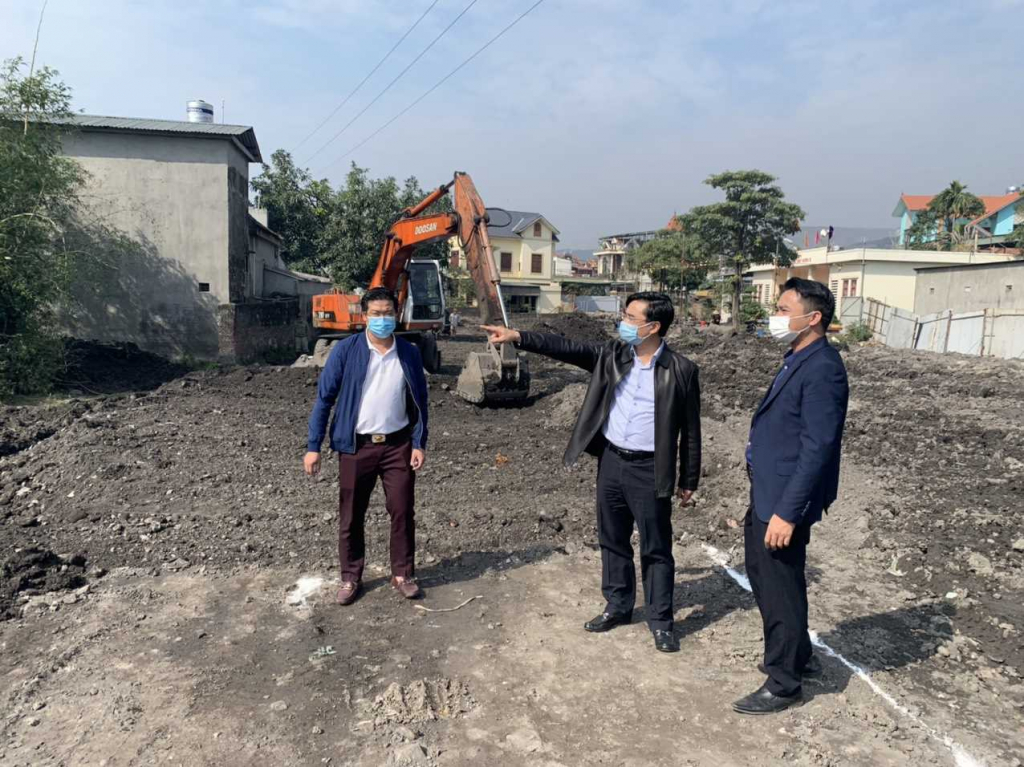 Lãnh đạo TP Cẩm Phả kiểm tra công tác GPMB một số dự án trên địa bàn phường Cẩm Sơn.