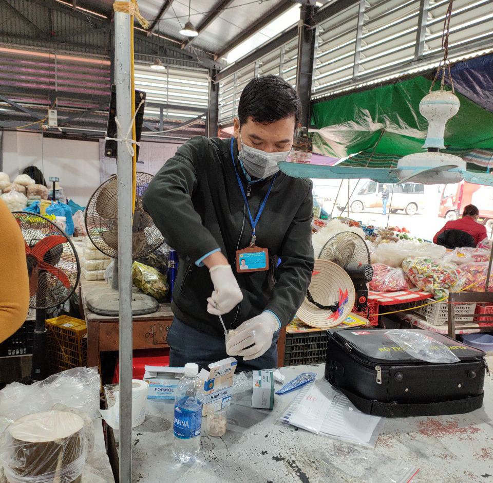 An inspection team took food samples for testing at Ba Che mountainous district's Ba Che market.