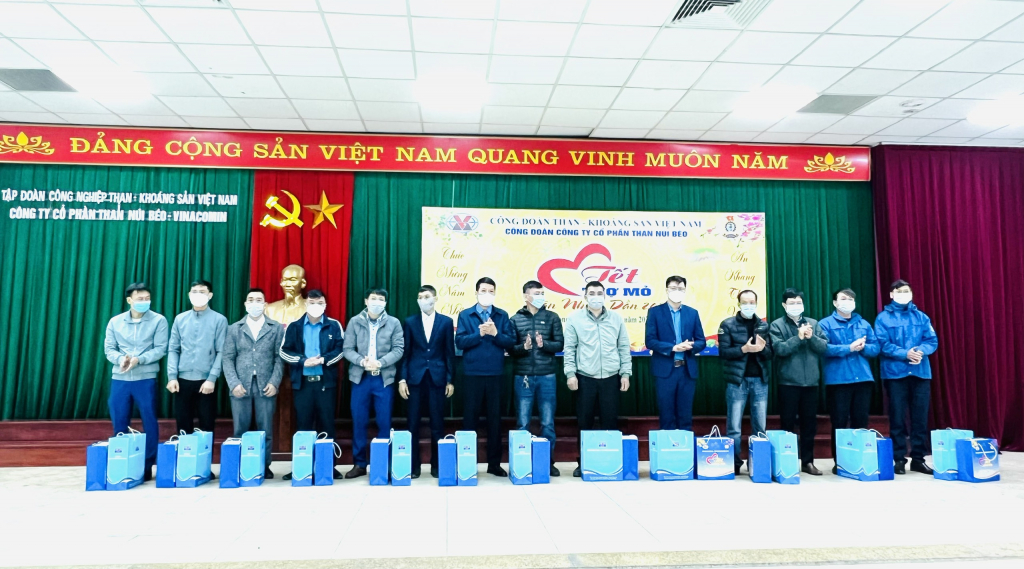 Công nhân lao động Công ty CP than Núi Béo nhân quà Tết năm 2022 của tổ chức Công đoàn.