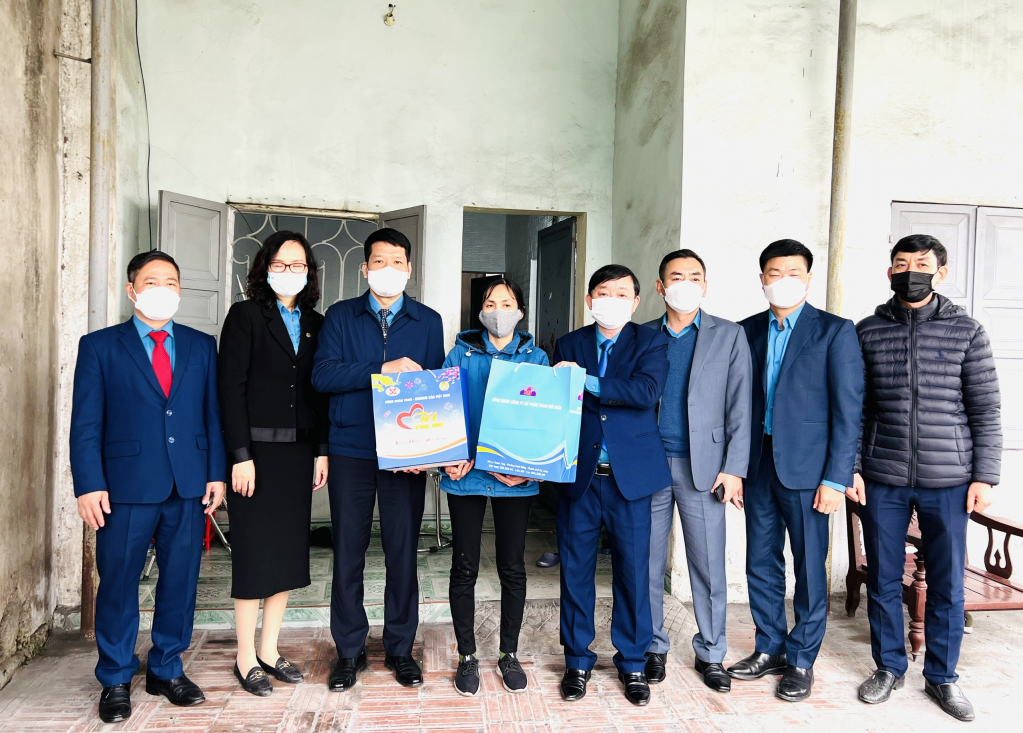 Công đoàn TKV và Công đoàn Công ty CP Than Núi Béo cũng trực tiếp thăm, tặng quà cho công nhân có hoàn cảnh khó khăn.