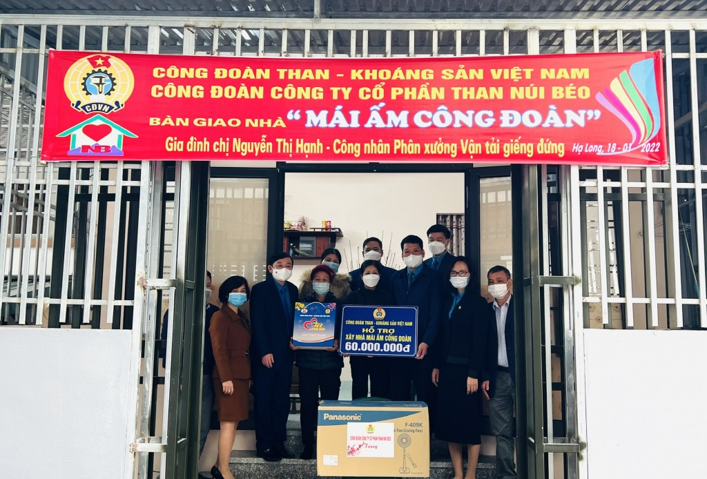 Công đoàn TKV và Công đoàn Công ty CP Than Núi Béo trao hỗ trợ Mái ấm công đoàn cho gia đình chị Nguyễn Thị Hạnh.