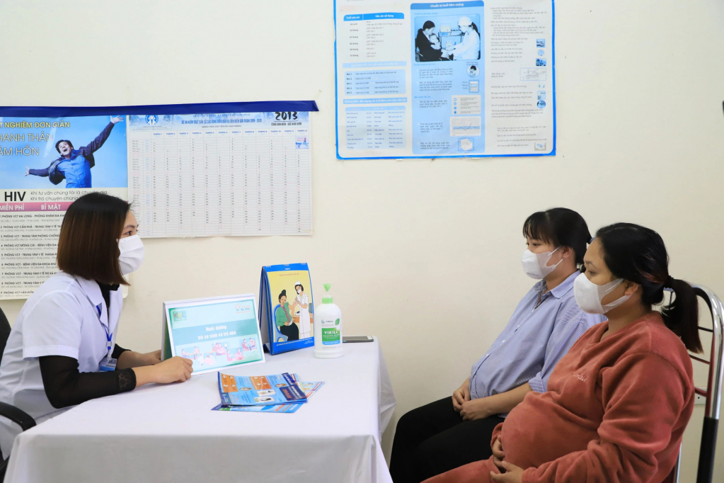 Cán bộ y tế xã Thanh Lân (huyện Cô tô) khám và tư vấn sức khỏe cho phụ nữ đang mang thai.
