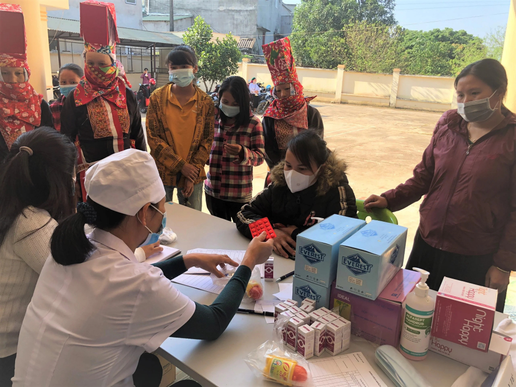Truyền thông, khám sức khỏe sinh sản và cung cấp phương tiện tránh thai miễn phí cho người dân trên địa bàn huyện Bình Liêu.