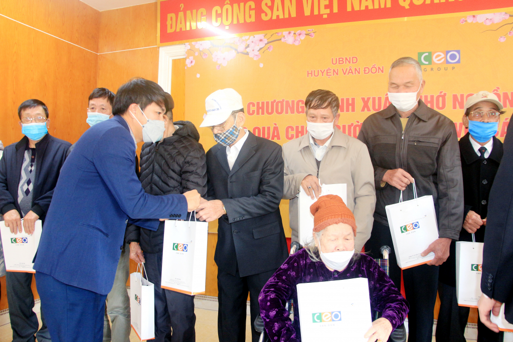Lãnh đạo Tập đoàn CEO tặng quà cho thương, bệnh binh, người nhiễm chất độc da cam và bố mẹ liệt sĩ trên địa bàn huyện Vân Đồn.