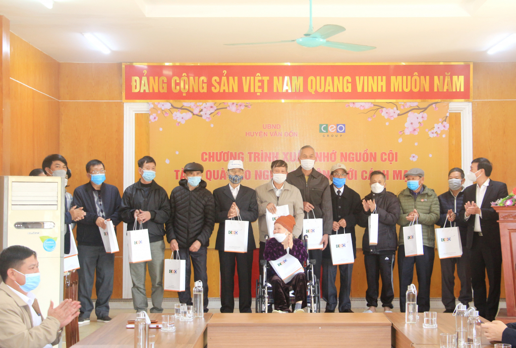 Lãnh đạo Tập đoàn CEO và UBND huyện Vân Đồn tặng quà cho thương, bệnh binh, người nhiễm chất độc da cam và bố mẹ liệt sĩ trên địa bàn huyện Vân Đồn.