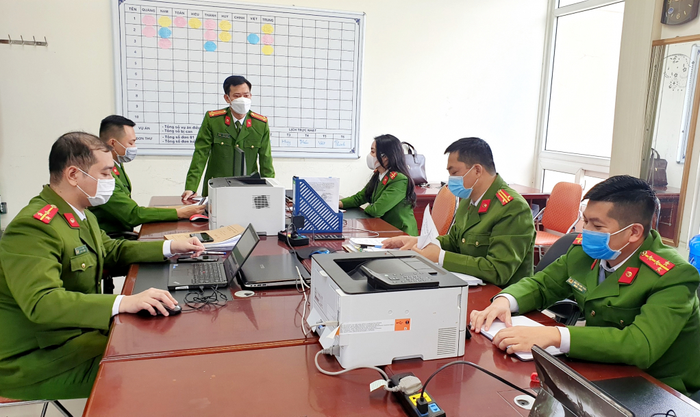 Trung tá Phạm Văn Nam, Đội phó Đội hướng dẫn điều tra tội phạm về tham nhũng, kinh tế, buôn lậu và môi trường, Phòng Cảnh sát Kinh tế (Công an tỉnh) triển khai nhiệm vụ cho các CBCS trong Đội.
