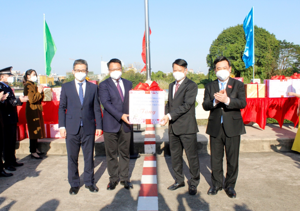 Thành ủy- UBND TP Móng Cái (Việt Nam) và Thành ủy - Chính quyền TP Đông Hưng (Trung Quốc) cùng trao quà lưu niệm.