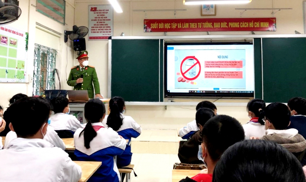 Công an phường Ninh Dương, TP Móng Cái tuyên truyền phòng chống ma túy và đốt pháo trái phép dịp Tết Nguyên đán Nhâm Dần 2022 tại Trường THCS Ninh Dương, ngày 10/1/2022.