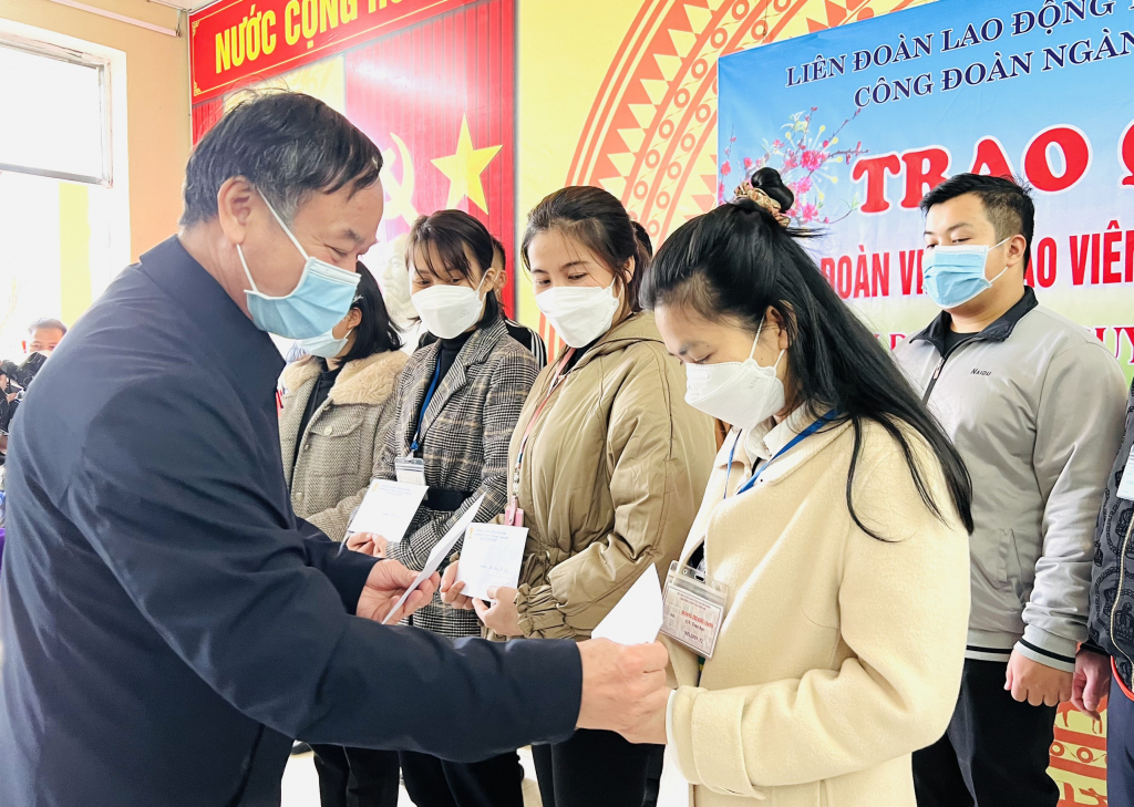 Đồng chí Đỗ Cao Thượng, Phó Chủ tịch Thường trực LĐLĐ tỉnh tặng quà Tết cho giáo viên trường THPT Nguyễn Du (huyện Hải Hà).