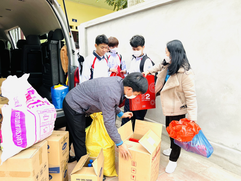 Chuyến xe chở quà Tết đem theo niềm vui cho các giáo viên trường ngoài công lập miền Đông.