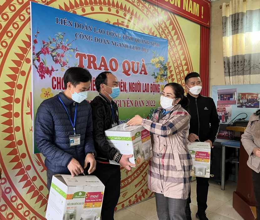 Đồng chí Đoàn Thị Thu Hiền, Chủ tịch Công đoàn ngành Giáo dục tặng quà cho giáo viên các trường ngoài công lập.