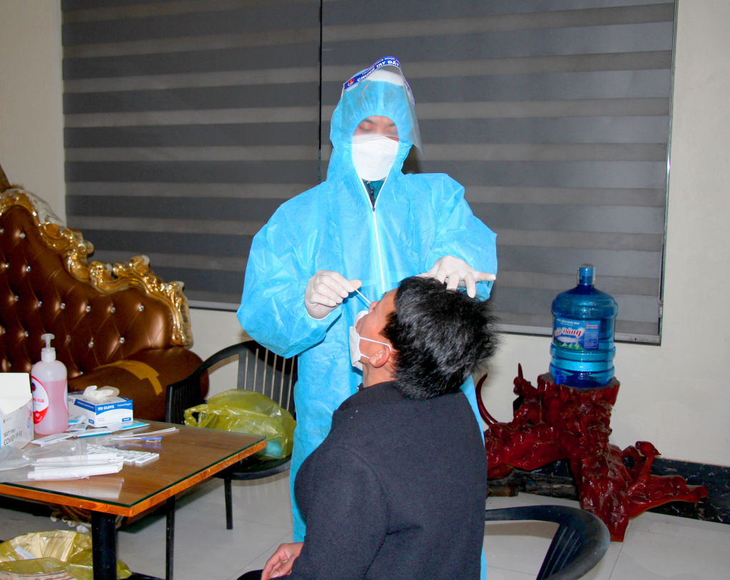 Trung tâm Y tế huyện thực hiện test nhanh cho toàn bộ người có mặt tại quán tại thời điểm kiểm tra.	
