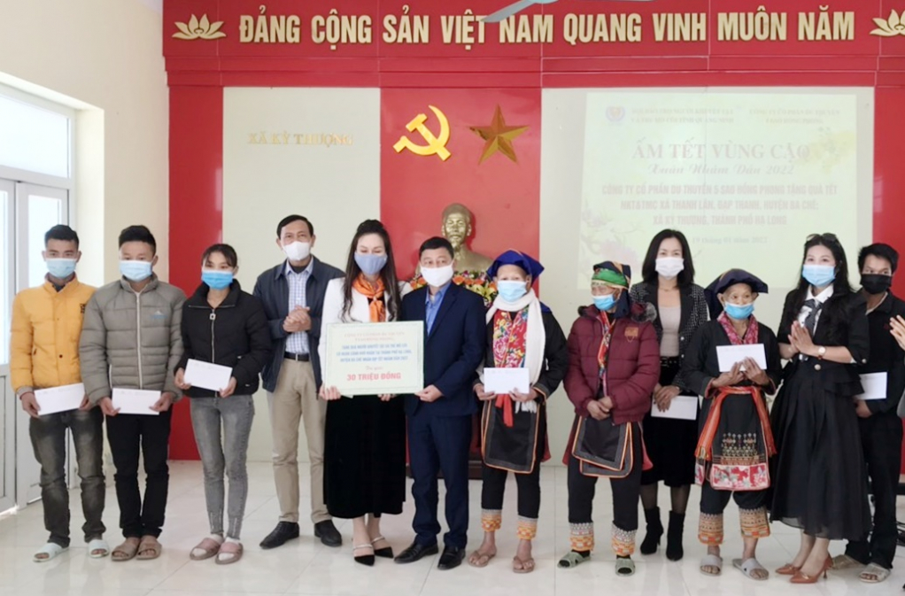 Đại diện Công ty CP Du thuyền 5 sao Hồng Phong trao tặng 60 suất quà (trị giá 30 triệu đồng) cho đại diện 3 xã: Thanh Lâm, Đạp Thanh (huyện Ba Chẽ) và xã Kỳ Thượng (TP Hạ Long).