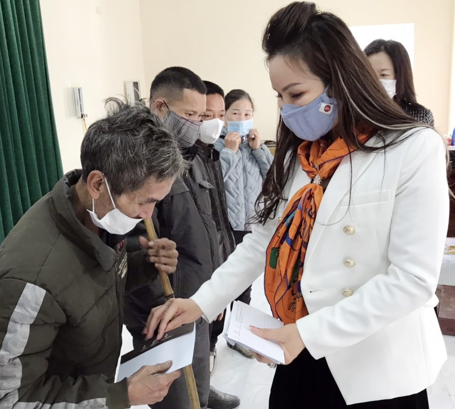 Bà Vũ Hoàng Yến, Tổng Giám đốc Công ty CP Du thuyền 5 sao Hồng Phong trao tặng quà Tết cho NKT-TMC tại xã Thanh Lâm (huyện Ba Chẽ).