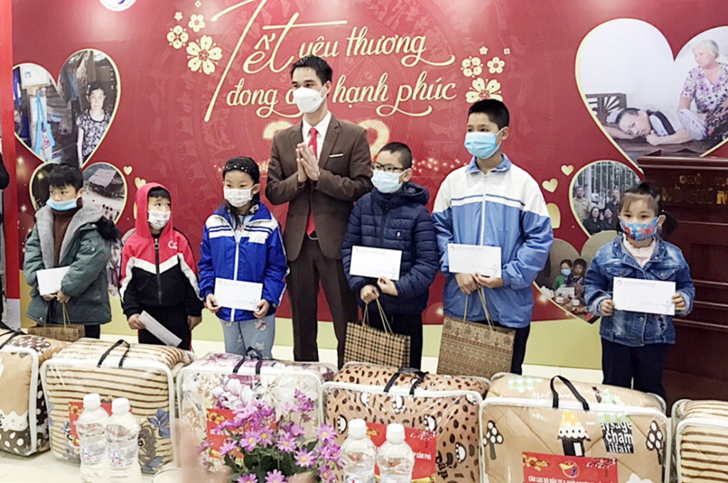 Đại diện CLB Đầu tư và Khởi nghiệp thành phố Cẩm Phả trao tặng quà Tết cho trẻ em mồ côi trên địa bàn TP Cẩm Phả.
