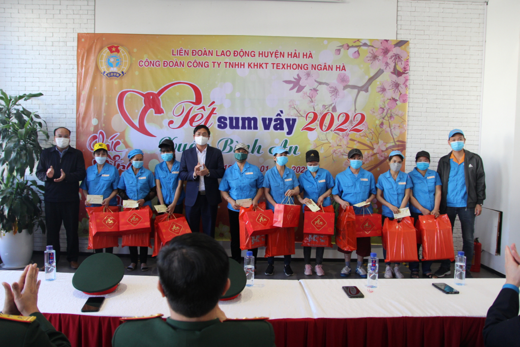 Huyện Hải Hà trao tặng quà cho công nhân có hoàn cảnh khó khăn tại công ty TNHH KHKT Texhong Ngân Hà