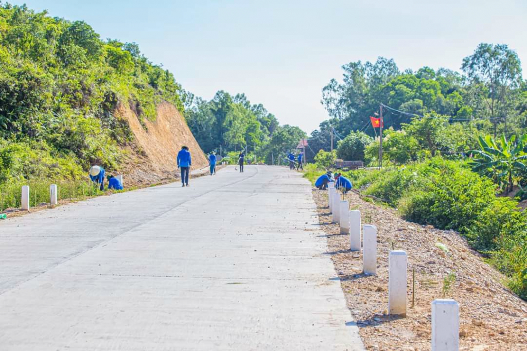 Cán bộ và nhân dân xã Cái Chiên trồng cây xanh dọc các tuyến đường trên xã đảo, quyết tâm hoàn thành mục tiêu xây dựng xã NTM nâng cao trong năm 2022.