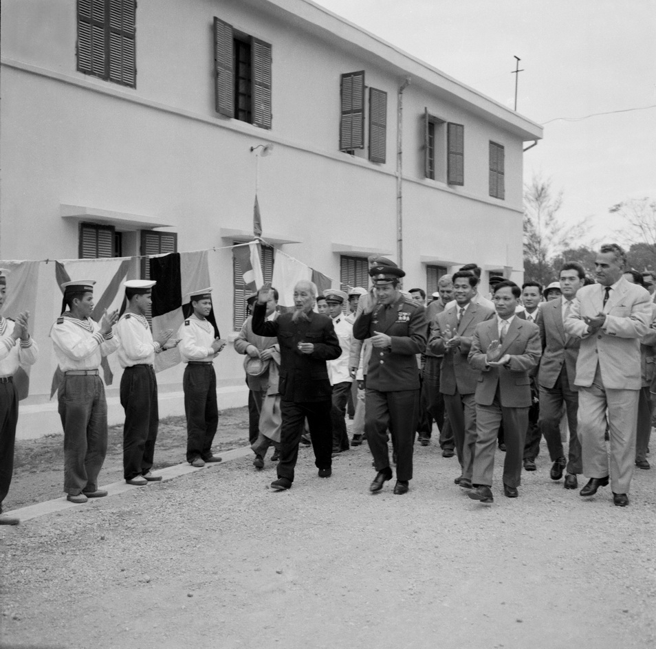 Chủ tịch Hồ Chí Minh và German Titov về thăm khu Hồng Quảng và thăm Vịnh Hạ Long trong sự đón chào nồng nhiệt của quân và dân Vùng mỏ. Ảnh: TTXVN