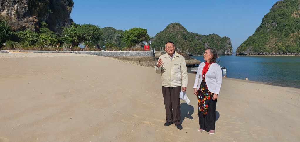 Cụ Nguyễn Văn Thành, người tháp tùng Bác Hồ và G. Titov thăm Vịnh Hạ Long và cụ Bùi Thị Tỉnh, người vinh dự được tặng hoa Bác Hồ và G.Titov ngày 22/1/1962 đang ôn lại kỷ niệm xưa khi thăm đảo Titov, ngày 18/1/2022.