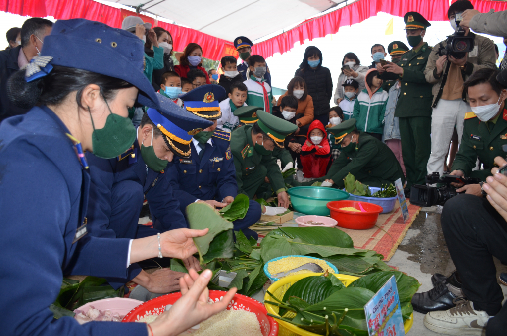 The contest of Chung cake making.