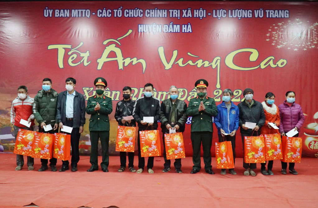 Lãnh đạo Phòng Chính trị Bộ CHQS tỉnh, Ban CHQS huyện Đầm Hà trao quà cho các đối tượng.