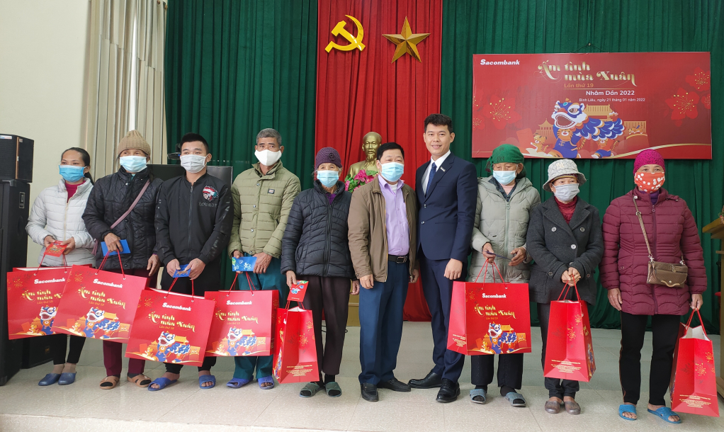 Đại diện Ngân hàng Sacombank Chi nhánh Quảng Ninh cùng lãnh đạo UBMTTQ huyện Bình Liêu trao tặng quà tết cho các hộ nghèo, cận nghèo trên địa bàn huyện Bình Liêu.