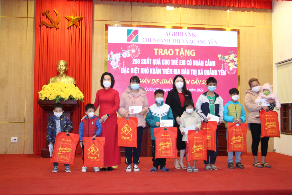 Ngân hàng Nông nghiệp và PTNT chi nhánh Quảng Ninh đã trao tặng 200 suất quà Tết cho trẻ em mồ côi, trẻ có hoàn cảnh khó khăn với tổng trị giá 100 triệu đồng.