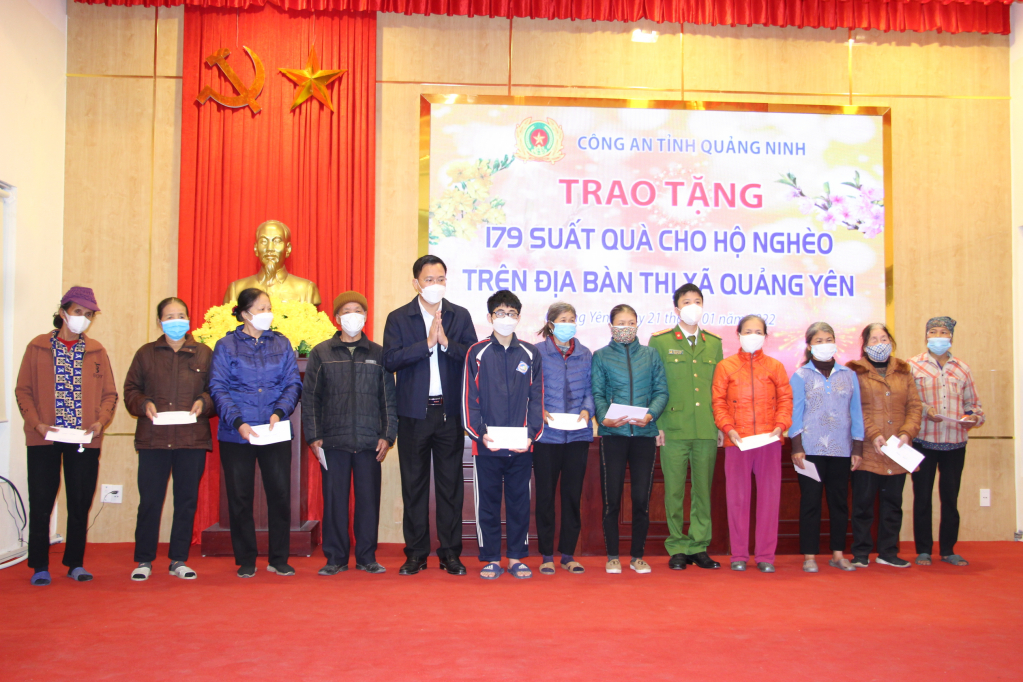 Công an tỉnh Quảng Ninh cũng trao tặng 179 suất quà Tết cho đối tượng hộ nghèo trên địa bàn thị xã.