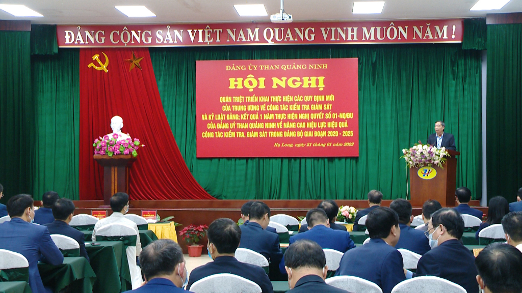 Lãnh đạo Đảng ủy Than Quảng Ninh quán triệt tại hội nghị.