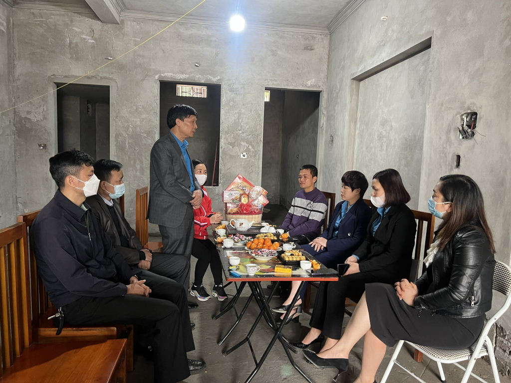 Công đoàn ngành GTVT trao hỗ trợ nhà mới cho gia đình anh Thắng.