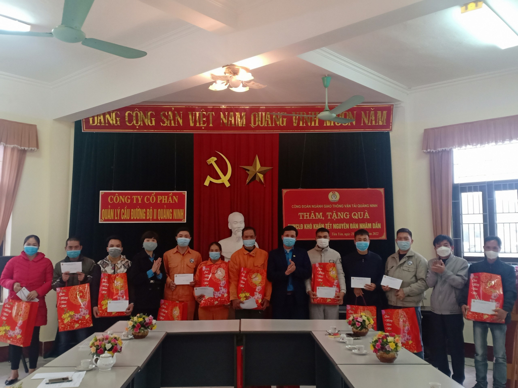 Công nhân lao động Công ty Quản lý cầu đường bộ II Quảng Ninh được nhận quà Tết từ Công đoàn ngành GTVT.