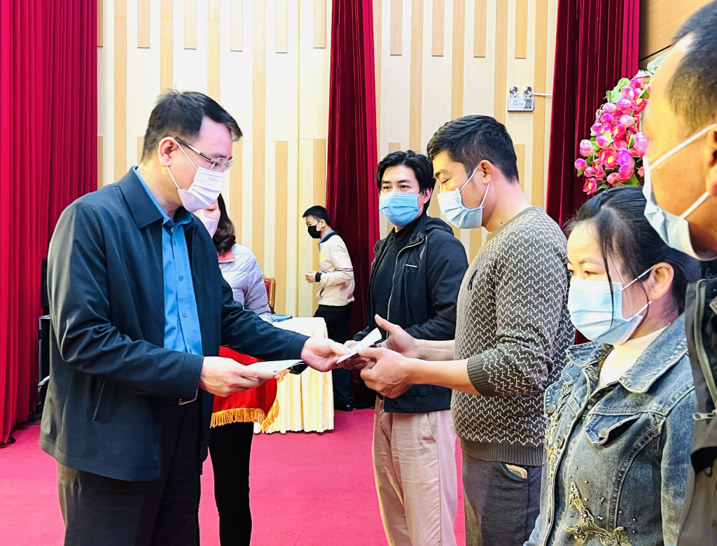 Đồng chí Tô Xuân Thao, Chủ tịch LĐLĐ tỉnh trao tặng quà Tết cho người lao động có hoàn cảnh khó khăn Tại Chương trình Tết sum vầy-Xuân Bình an 2022 được tổ chức tại Uông Bí.