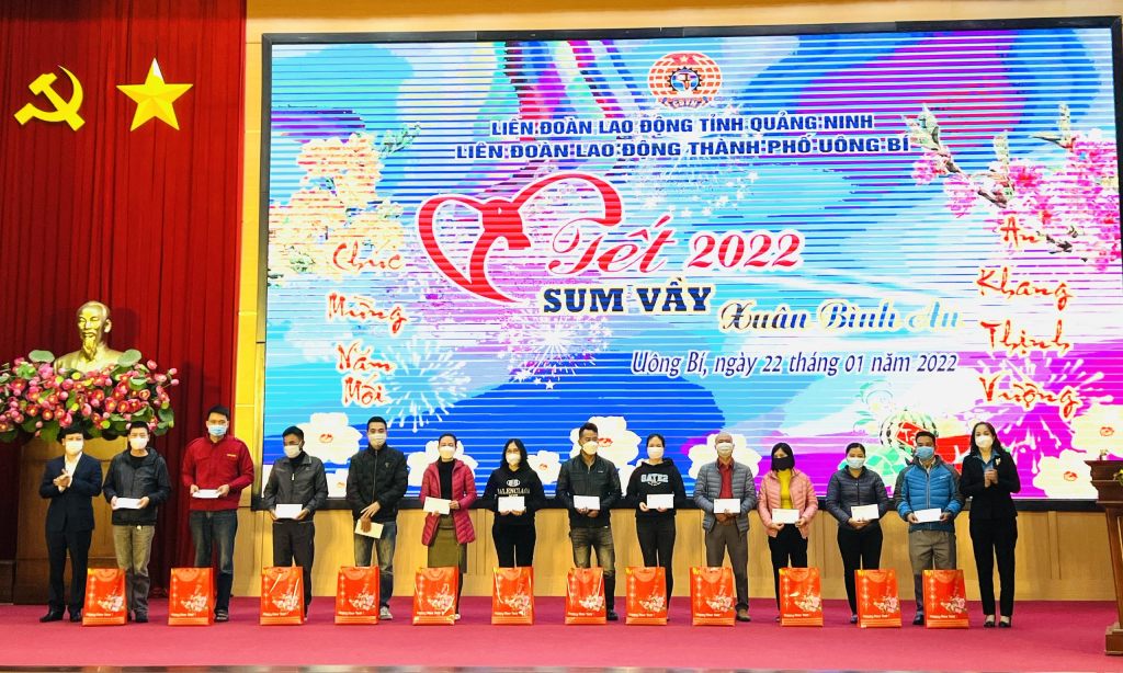 Có 140 CNLĐ khó khăn của Uông Bí được trực tiếp nhận quà Tết tại Chương trình Tết sum vầy-Xuân Bình an.