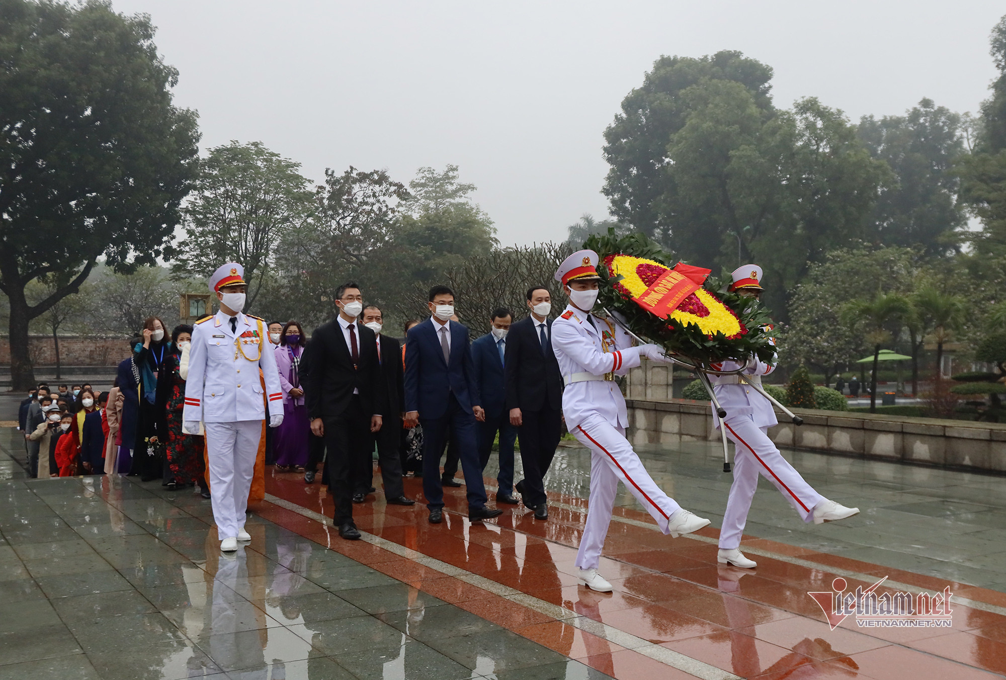 Chủ tịch nước cùng kiều bào thả cá tiễn ông Táo, dâng hương ở Điện Kinh Thiên