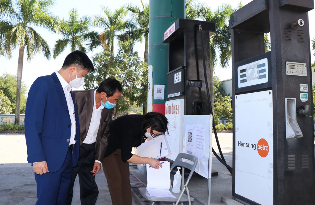 PCT UBND TP Uông Bí, Tổ trưởng UBIC Nguyễn Đức Tiệp kiểm tra hoạt động cửa hẳng xăng dầu trên địa bàn phường Phường Nam.