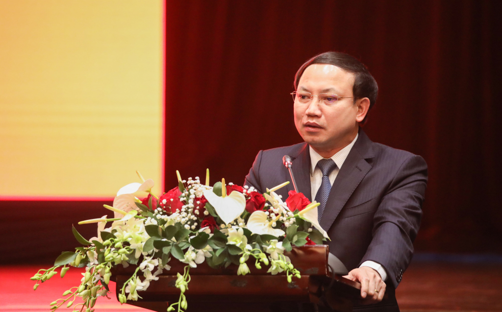 Đồng chí Nguyễn Xuân Ký, Bí thư Tỉnh ủy, Chủ tịch HĐND tỉnh, phát biểu tại hội nghị.
