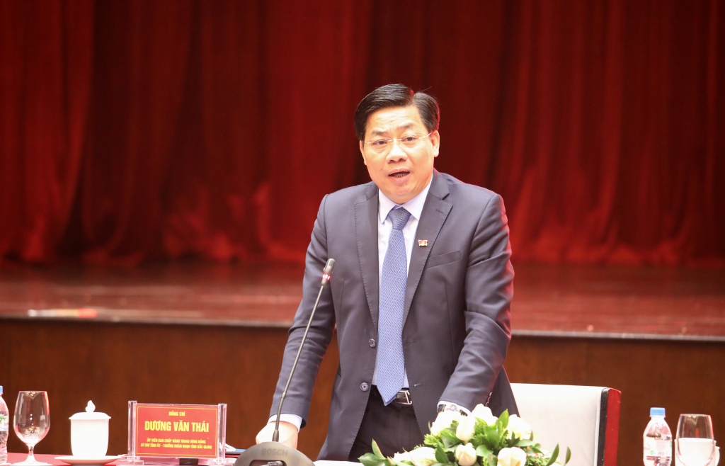 Đồng chí Dương Văn Thái, Bí thư Tỉnh ủy, Trưởng Đoàn ĐBQH tỉnh Bắc Giang, phát biểu tại hội nghị.