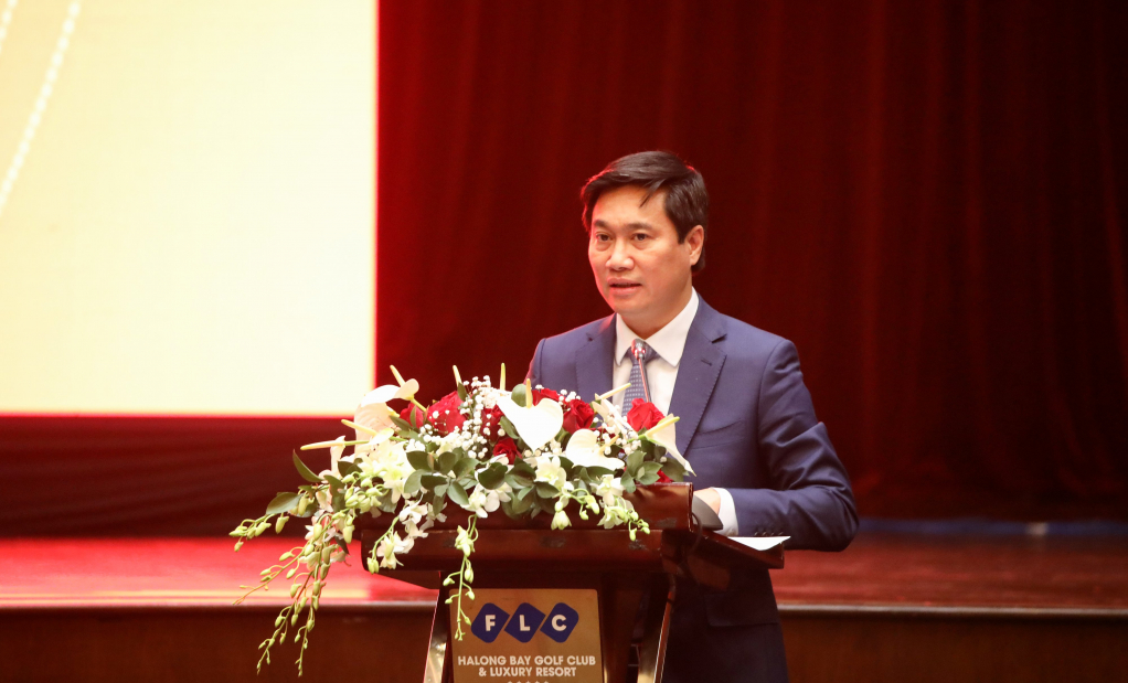Đồng chí Nguyễn Tường Văn, Phó Bí thư Tỉnh ủy, Chủ tịch UBND tỉnh, trình bày báo cáo kết quả thực hiện một số nội dung hợp tác giữa 3 tỉnh.